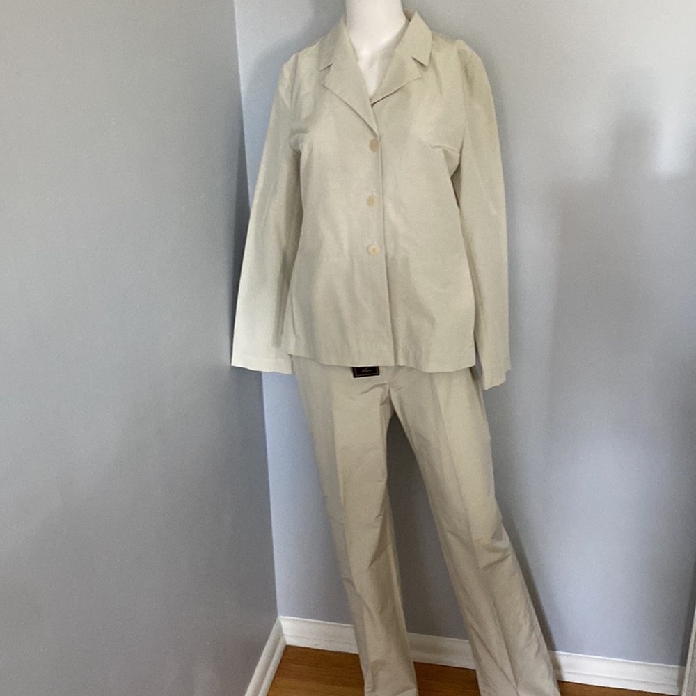 LOUBEN 2 Piece Pant Suit.  Ivory. Size 8